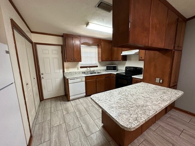 Photo - Brewster Estates unit available NOW! Unidad B