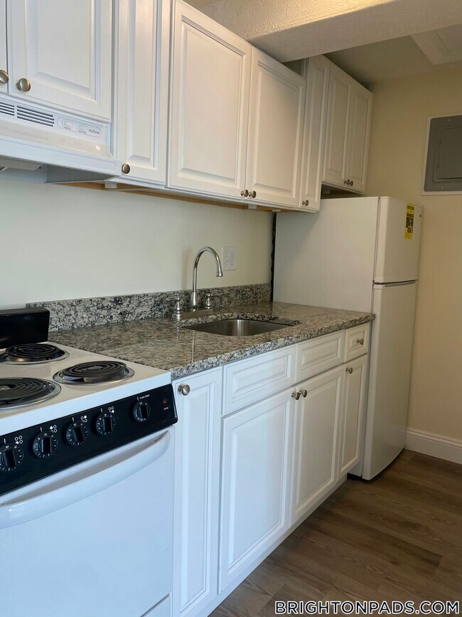 Photo - 168 N Beacon St Unidad 2a