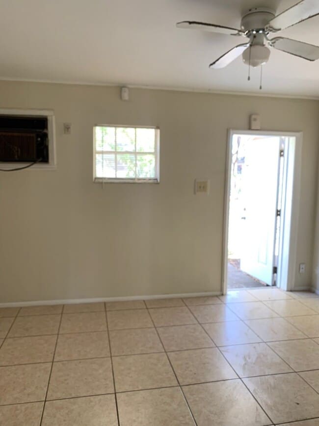 Building Photo - 4bed/2bath/2 car garage $1680/month deposit $2500