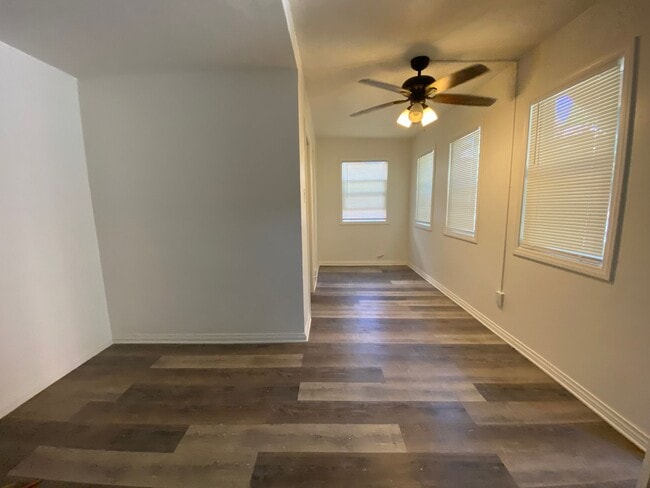 Photo - $1,000 Off Your First Month’s Rent! - Char... Unidad 2124 1/2