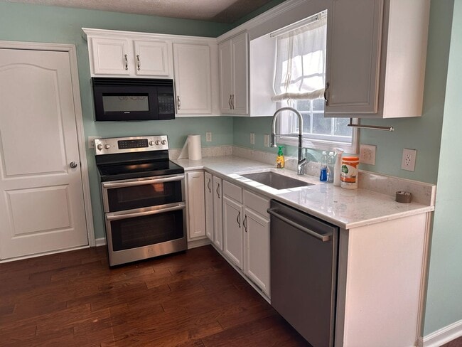 Photo - Beautiful 3 Bedroom 2 1/2 Bath Home For Rent!