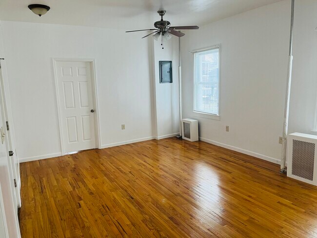 Living Room - 1154 Ellsworth Ave Condo Unit 1