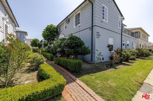 Photo - 110 Flores St