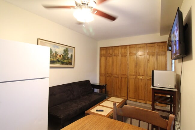 Cozy one bedroom apartment in a quiet neighborhood on Goodyear Lake - 189 Lee Dr Unidad LVP2