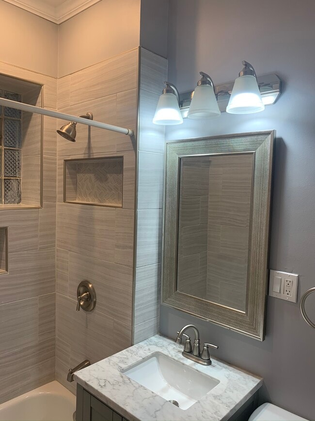 Ducha - 2309 S Leavitt St Unidad 1st floor