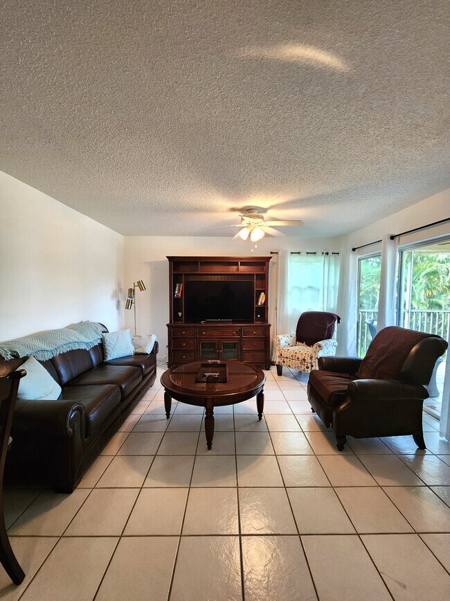 2000 Alamanda Dr