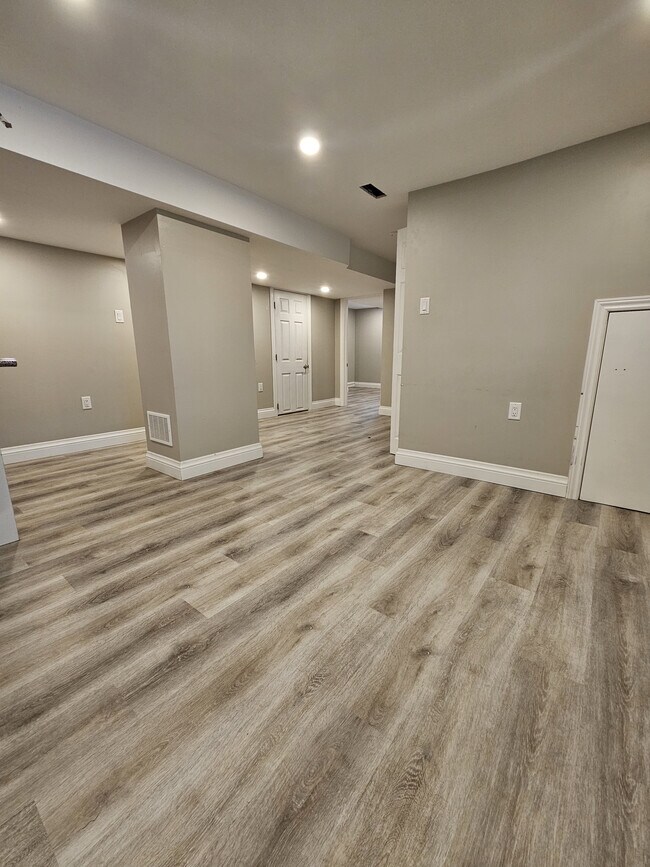 Photo - Amazing 2 BED 1 BATH BASEMENT UNIT IN HAMILTON MOUNTAIN Unit Basement  door- right side of house