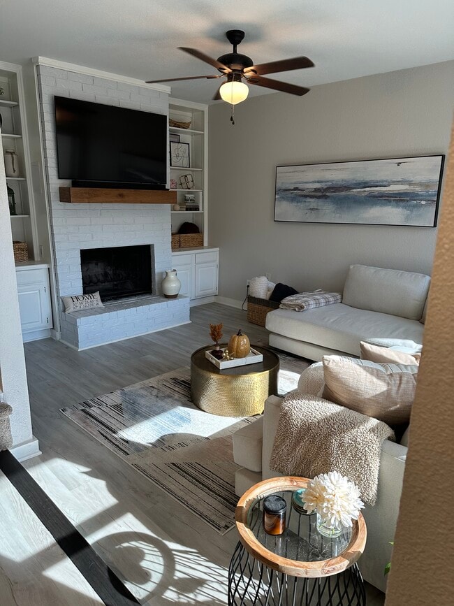 Building Photo - 714 E Wall St Unit 109