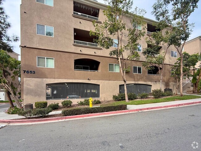 Building Photo - Spacious Condo in the Beautiful Gated Comm... Unit 54