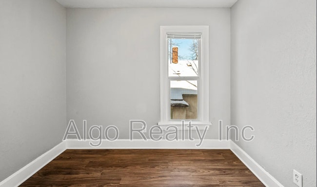 Photo - 861 Marion St