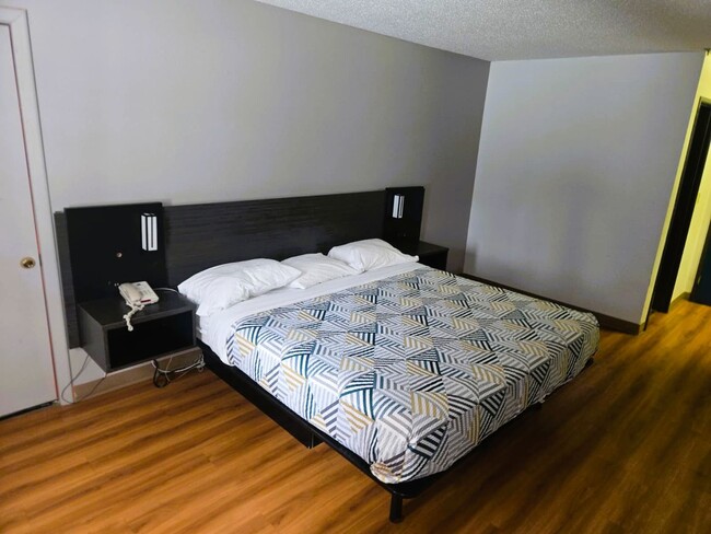 2141 La Porte Rd Unidad Single King Room