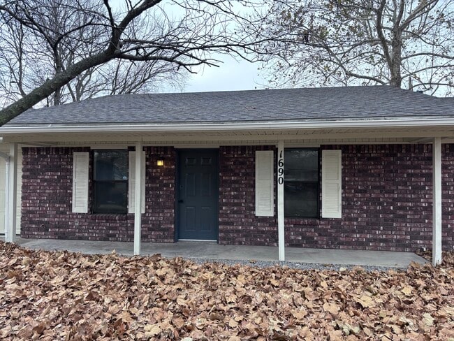 Building Photo - 1690 Henegar Dr