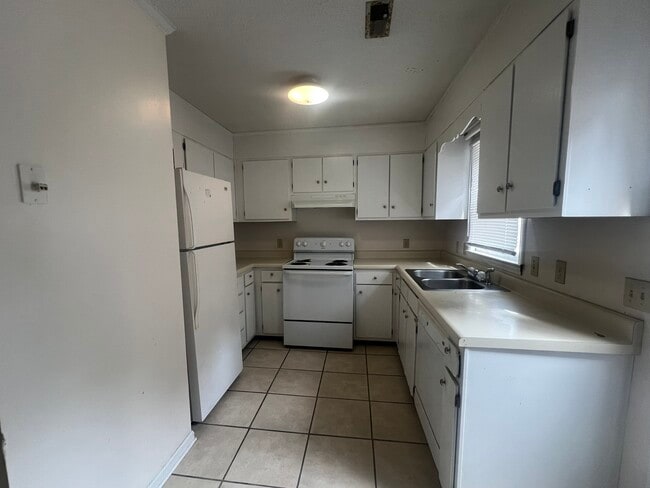 Building Photo - 3202 Crestwood Dr Unit C Rental