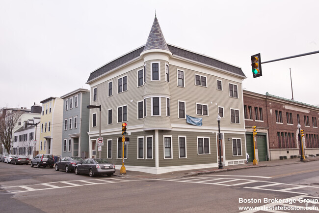 Building Photo - 195 W 3rd St Unit 4 Rental