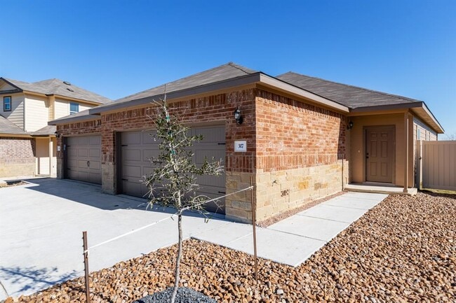 Photo - 203 Kaspar Way