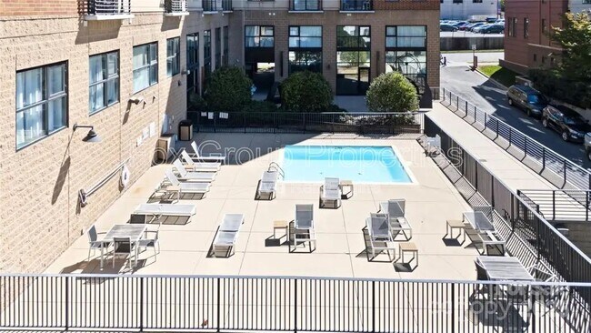 Photo - 715 N Church St Unidad 614