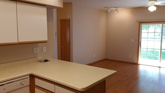 Photo - 2 bedroom, 1 bath condo on Iowa City's southeast side Unidad 2