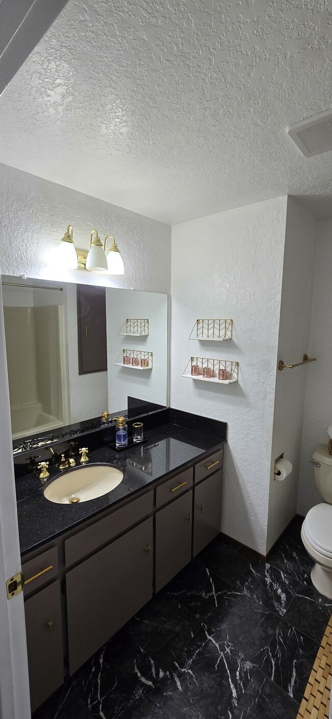 Baño de uso compartido con otra persona - 7621 46th Pl W Unidad C