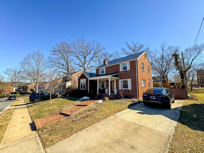 Fantastic 3 Bed 2.5 Brick Home With Spacio... - Fantastic 3 Bed 2.5 Brick Home With Spacio...