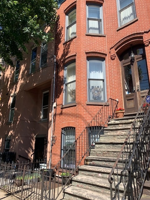 Building Front - 288 Monmouth St Unit 1