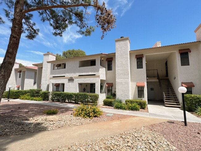 Building Photo - 2 Bed 2.5 Bath Single House near Rainbow/Tropicana