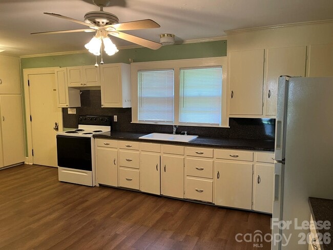 Photo - 1049 E Main St