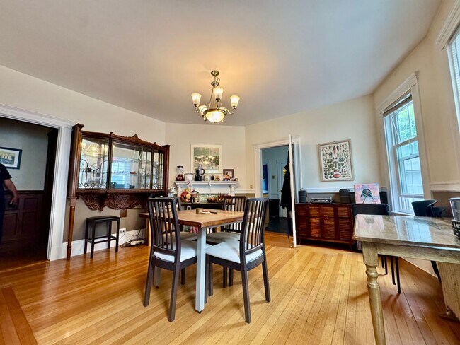 Building Photo - EXTRA LARGE BROOKLINE 2 BED/1.5 BATH ~ 1350 SQ FT!   W/D IN-UNIT, PARKING AVAILABLE
