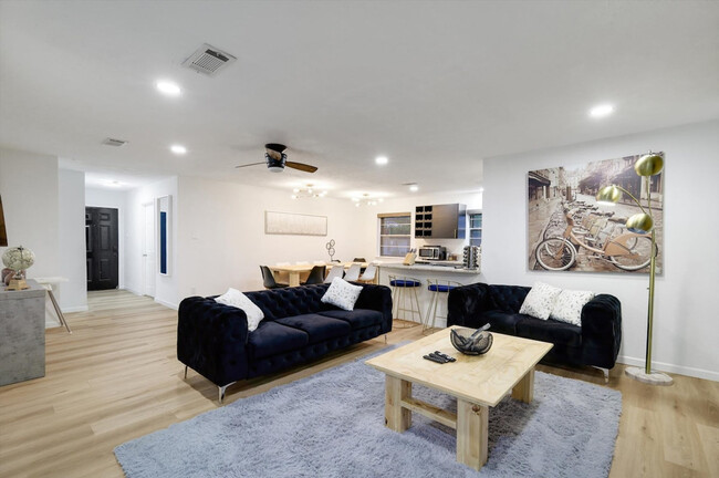 Building Photo - 8005 Woodhue Rd Rental