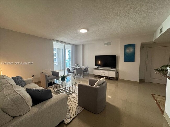 Photo - 170 SE 14th St Unidad 1108