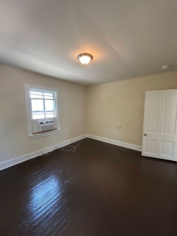 Photo - 929 Farmer St