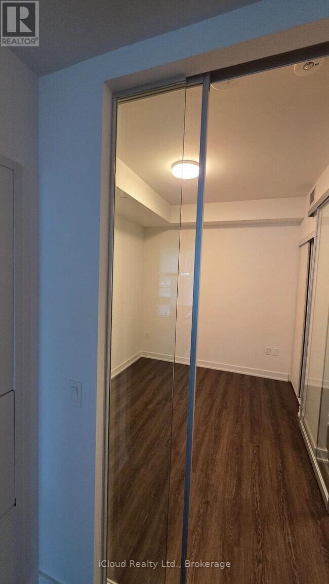 Photo - 448 Burnhamthorpe Rd W Unité 904