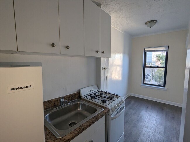 Building Photo - 5417 N Kenmore Ave