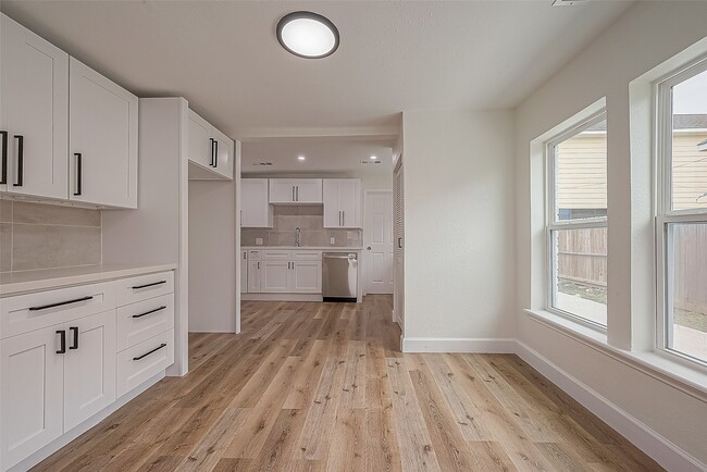 Building Photo - 4726 Pease St