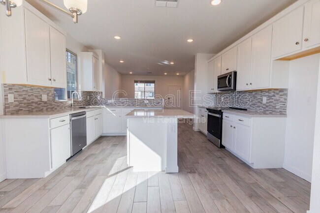 Building Photo - 17049 W Alice Ave