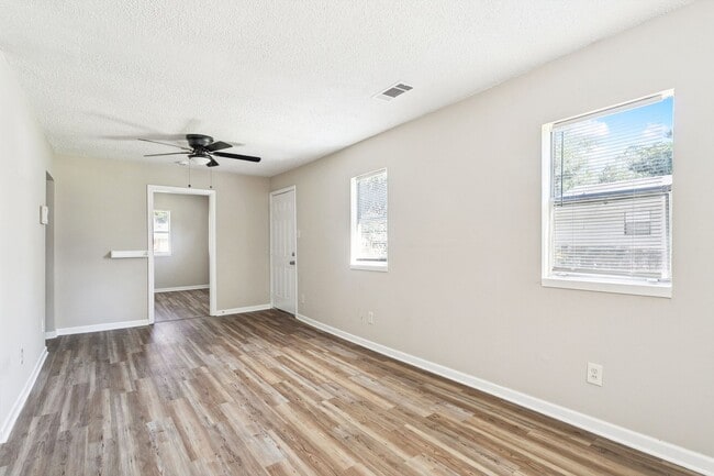 Building Photo - 206 Sunset Dr Unit B