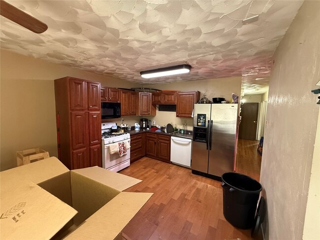 Photo - 1415 Wishart Pl