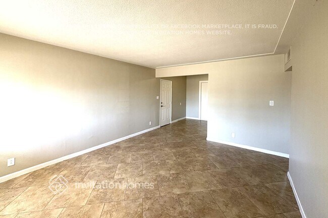 1944 W Gardenia Dr