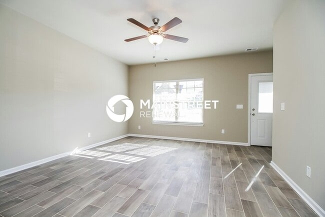 Photo - 4 Bedroom Pet-Friendly Home in La Vergne, TN with Main Street Renewal