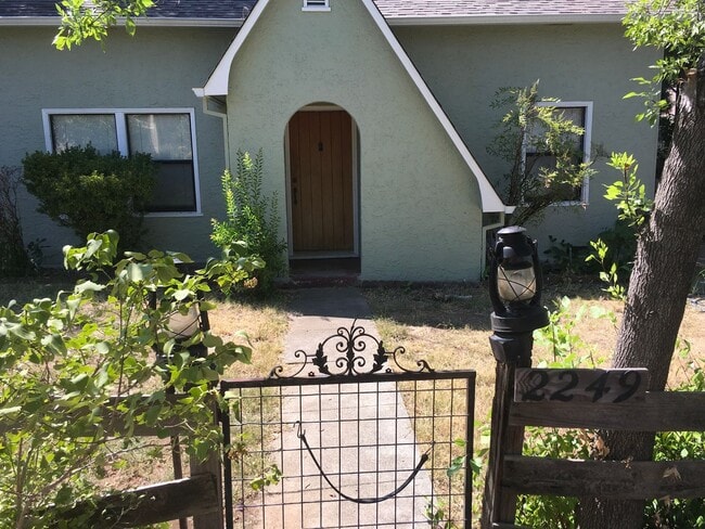 Charming Home, with attached garage - Charming Home, with attached garage
