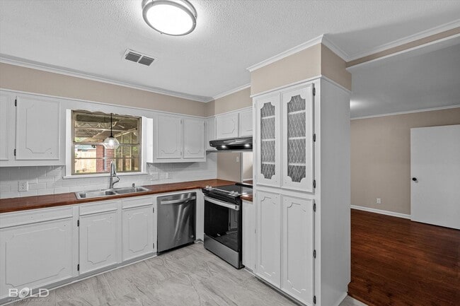 Photo - 822 E River Rd