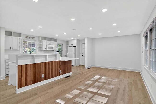 Photo - 2289 Addison Rd NE