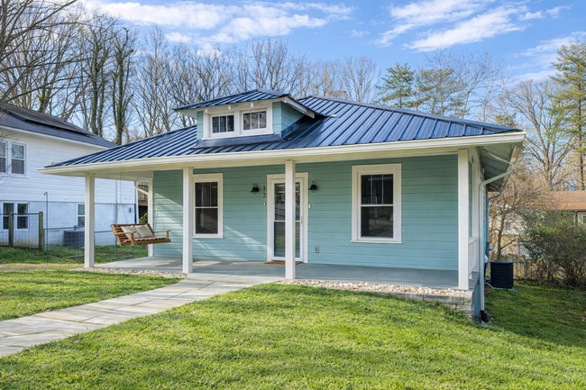 Photo - Charming Asheville Cottage!