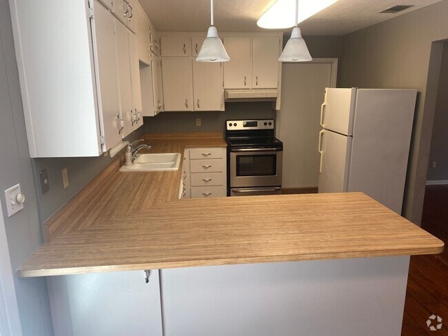 Building Photo - Lovely Single Family Home One Mile from Th...