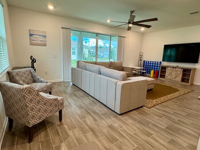 Photo - Spacious 4 bedroom 2.5 Bath, Fully Furnish...