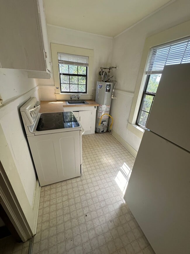 Photo - 1 bedroom, 1 bath in Midtown. Available July 1st!