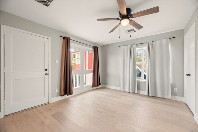 Photo - 1127 Oxford St