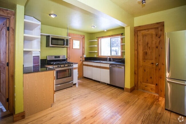 Building Photo - 4 bed/ 3 bath University Rental House ($3,...