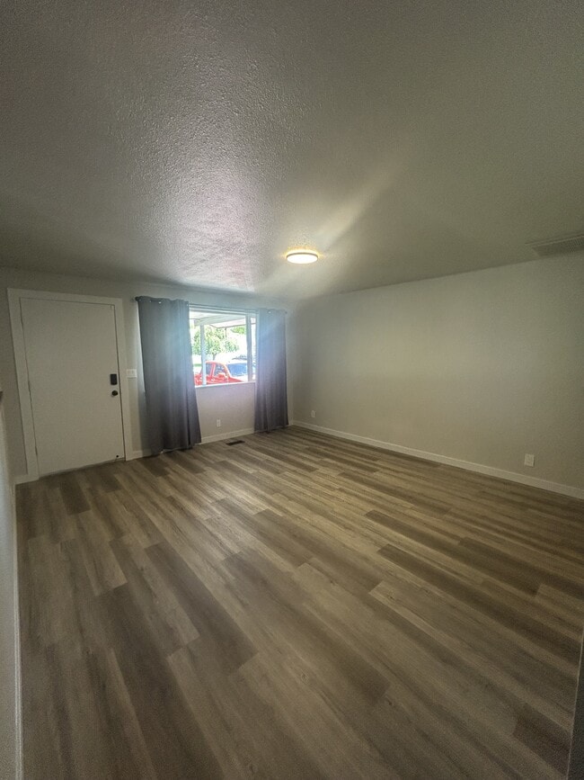 Photo - 1635 E 5th N