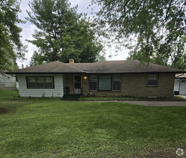Building Photo - Spacious 5-Bed, 2-Bath Gem in the Heart of... Rental