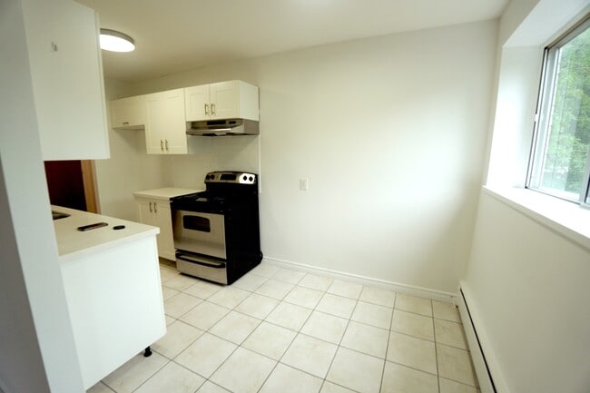 Photo - Spacious 2 Bedroom with in suite laundry and parking Unité 204